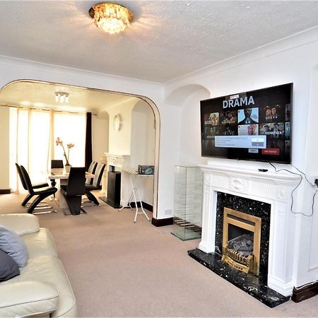 London Deluxe 3 Bedroom House With Parking Space Dagenham Eksteriør billede