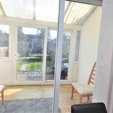 London Deluxe 3 Bedroom House With Parking Space Dagenham Eksteriør billede