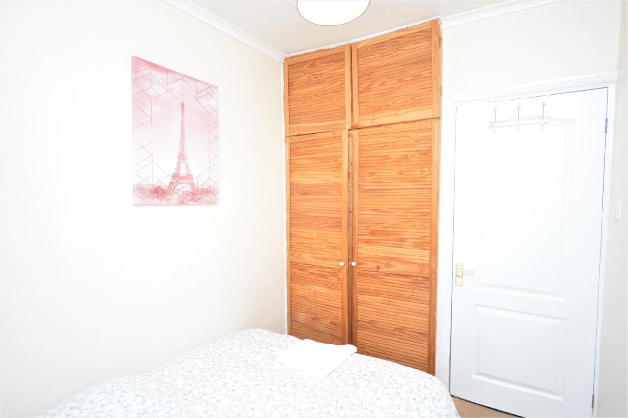 London Deluxe 3 Bedroom House With Parking Space Dagenham Eksteriør billede