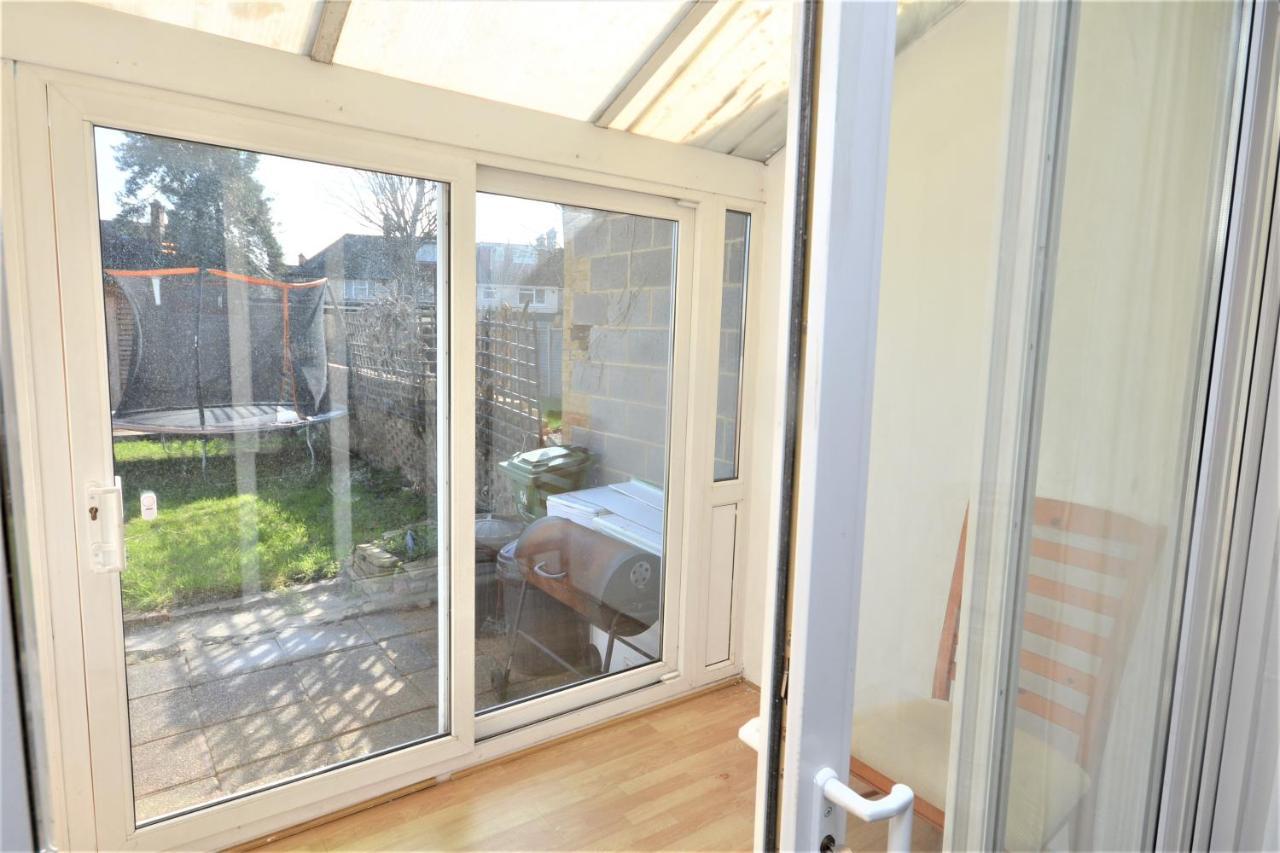 London Deluxe 3 Bedroom House With Parking Space Dagenham Eksteriør billede
