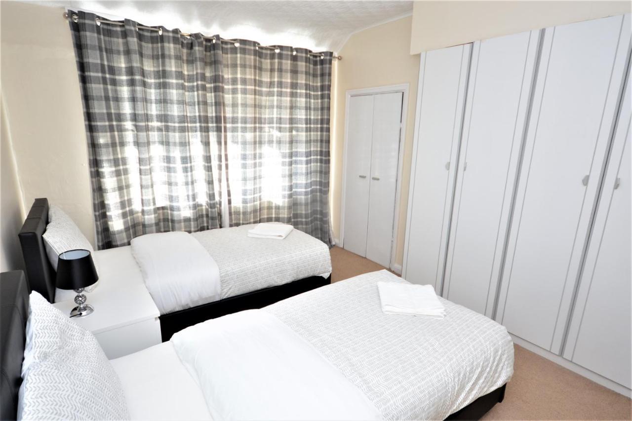 London Deluxe 3 Bedroom House With Parking Space Dagenham Eksteriør billede