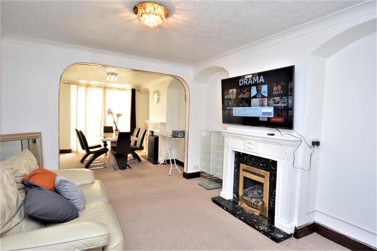 London Deluxe 3 Bedroom House With Parking Space Dagenham Eksteriør billede