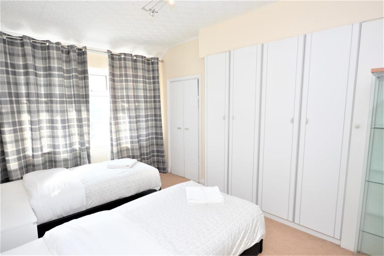 London Deluxe 3 Bedroom House With Parking Space Dagenham Eksteriør billede