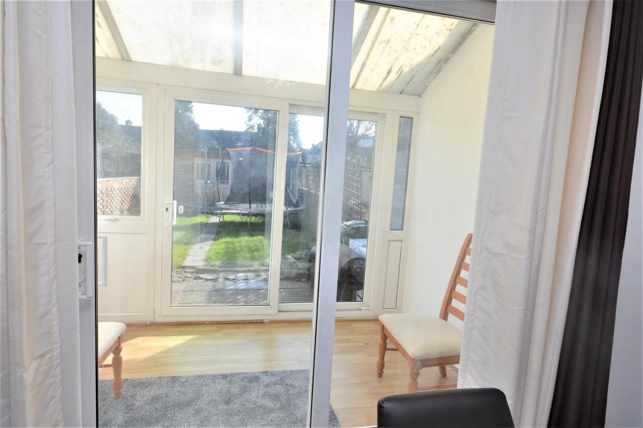 London Deluxe 3 Bedroom House With Parking Space Dagenham Eksteriør billede