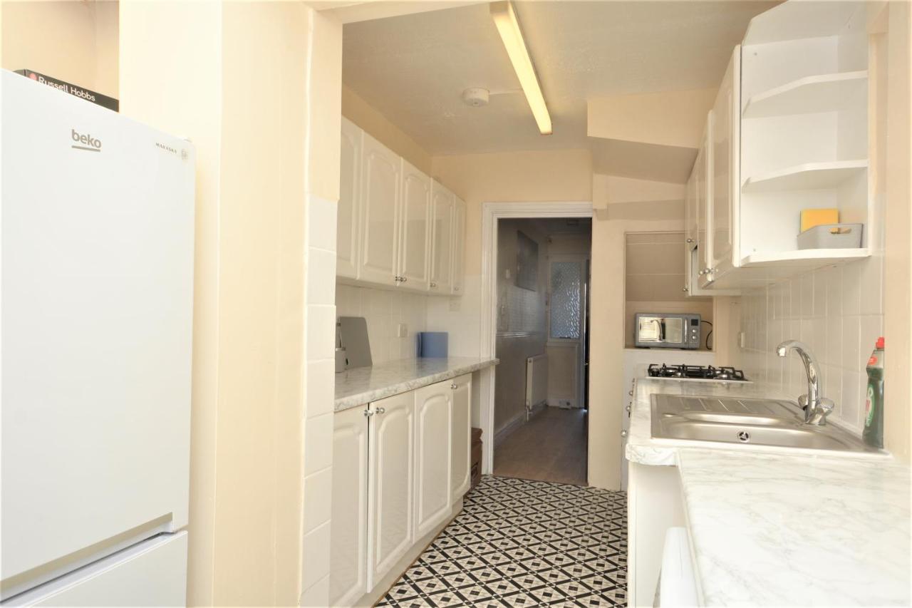 London Deluxe 3 Bedroom House With Parking Space Dagenham Eksteriør billede