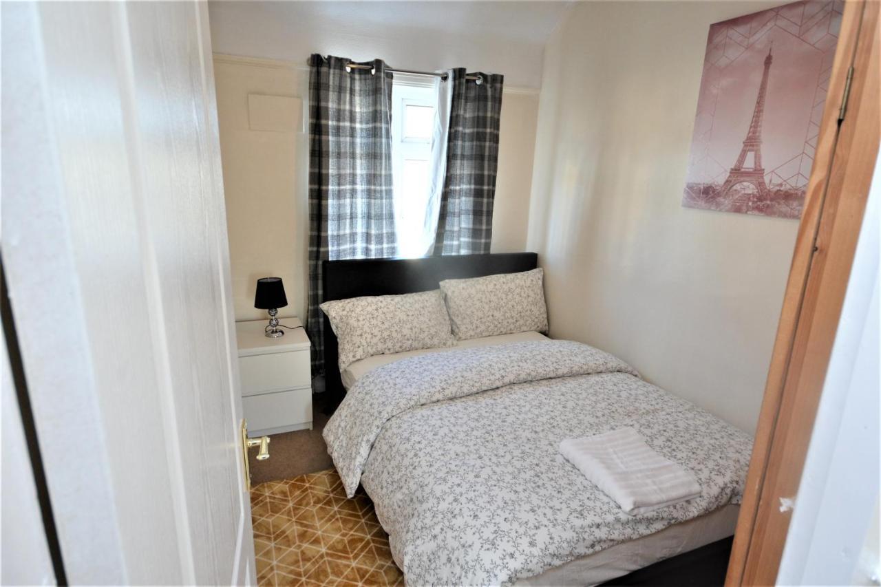 London Deluxe 3 Bedroom House With Parking Space Dagenham Eksteriør billede