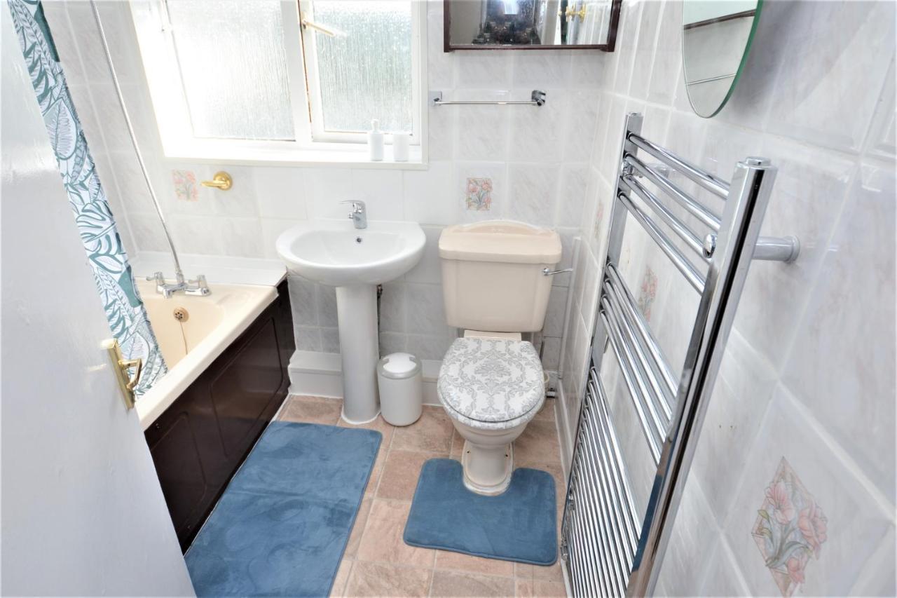 London Deluxe 3 Bedroom House With Parking Space Dagenham Eksteriør billede