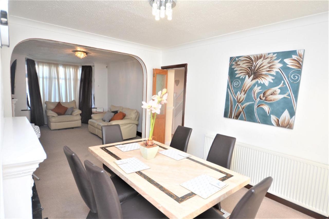London Deluxe 3 Bedroom House With Parking Space Dagenham Eksteriør billede