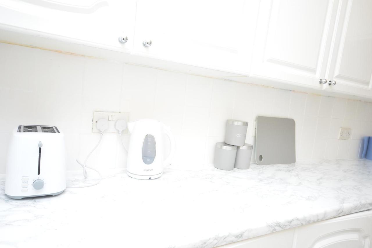 London Deluxe 3 Bedroom House With Parking Space Dagenham Eksteriør billede