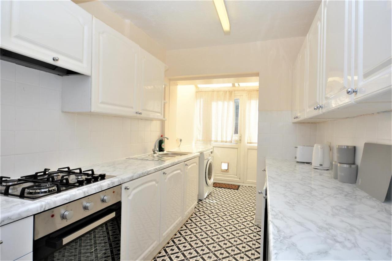 London Deluxe 3 Bedroom House With Parking Space Dagenham Eksteriør billede