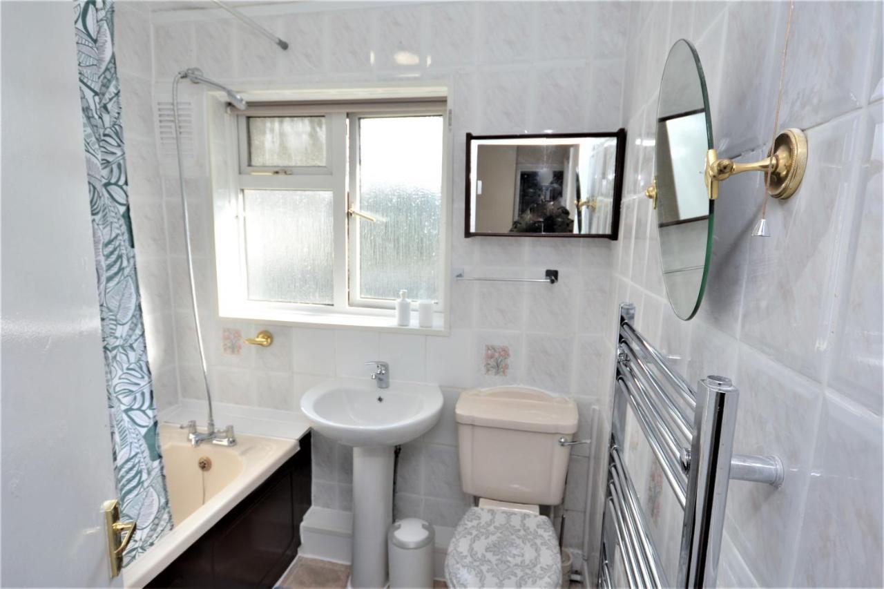 London Deluxe 3 Bedroom House With Parking Space Dagenham Eksteriør billede