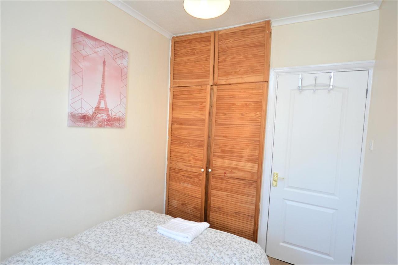 London Deluxe 3 Bedroom House With Parking Space Dagenham Eksteriør billede