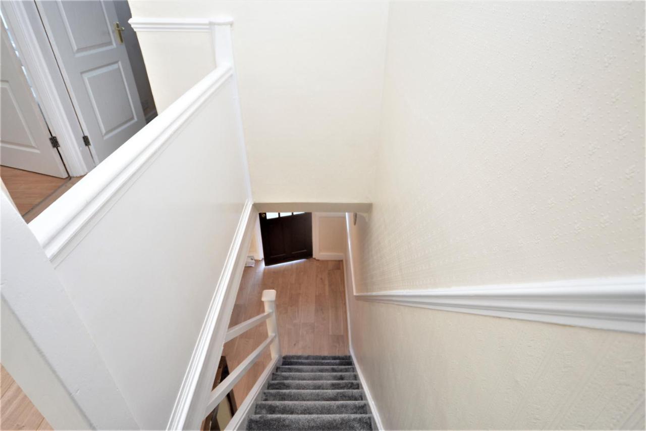 London Deluxe 3 Bedroom House With Parking Space Dagenham Eksteriør billede