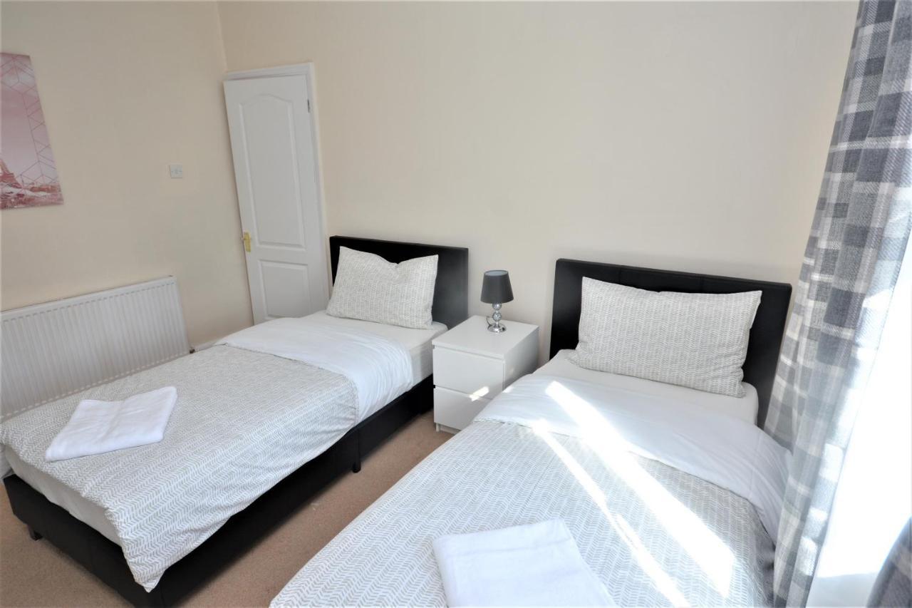 London Deluxe 3 Bedroom House With Parking Space Dagenham Eksteriør billede