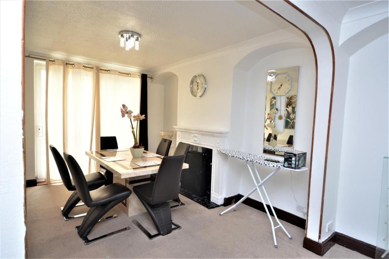 London Deluxe 3 Bedroom House With Parking Space Dagenham Eksteriør billede