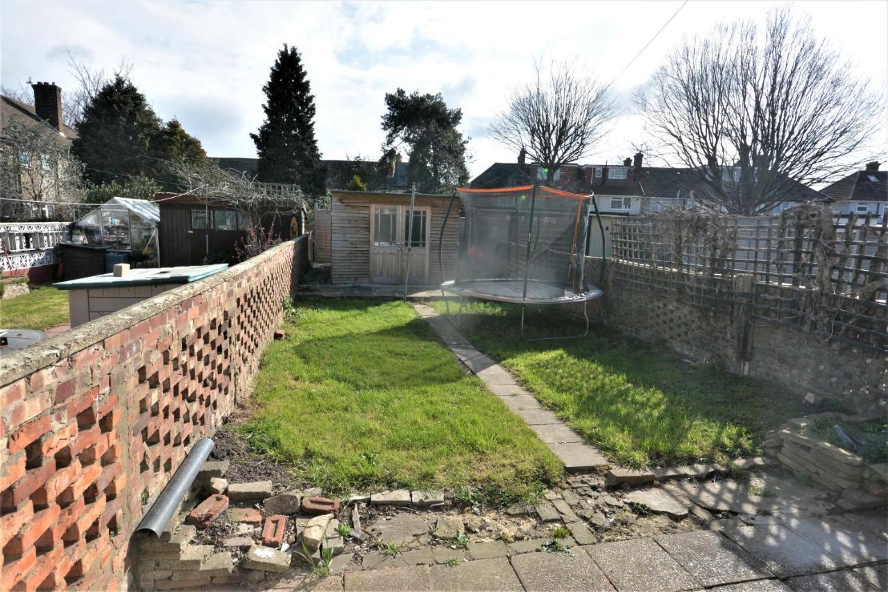 London Deluxe 3 Bedroom House With Parking Space Dagenham Eksteriør billede