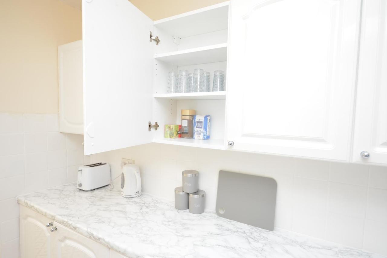 London Deluxe 3 Bedroom House With Parking Space Dagenham Eksteriør billede