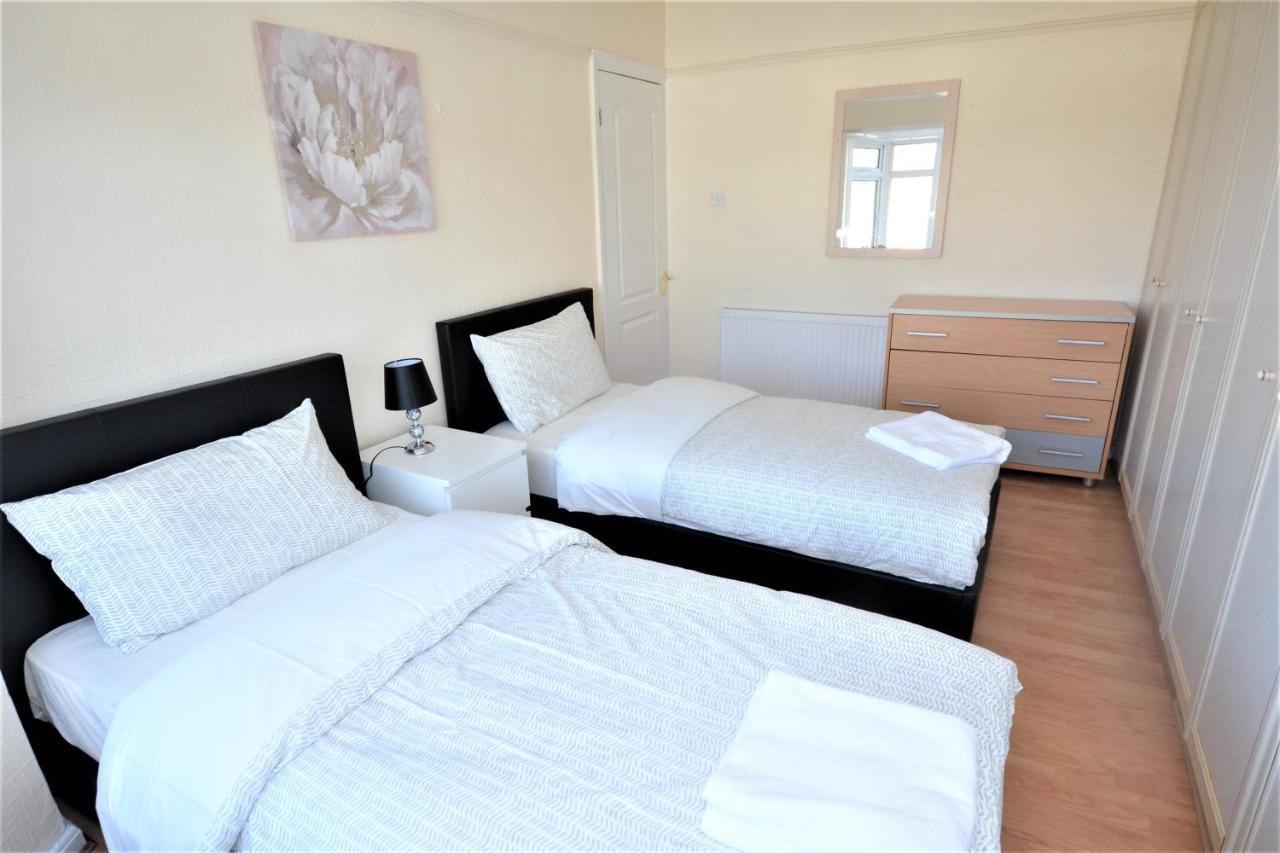 London Deluxe 3 Bedroom House With Parking Space Dagenham Eksteriør billede
